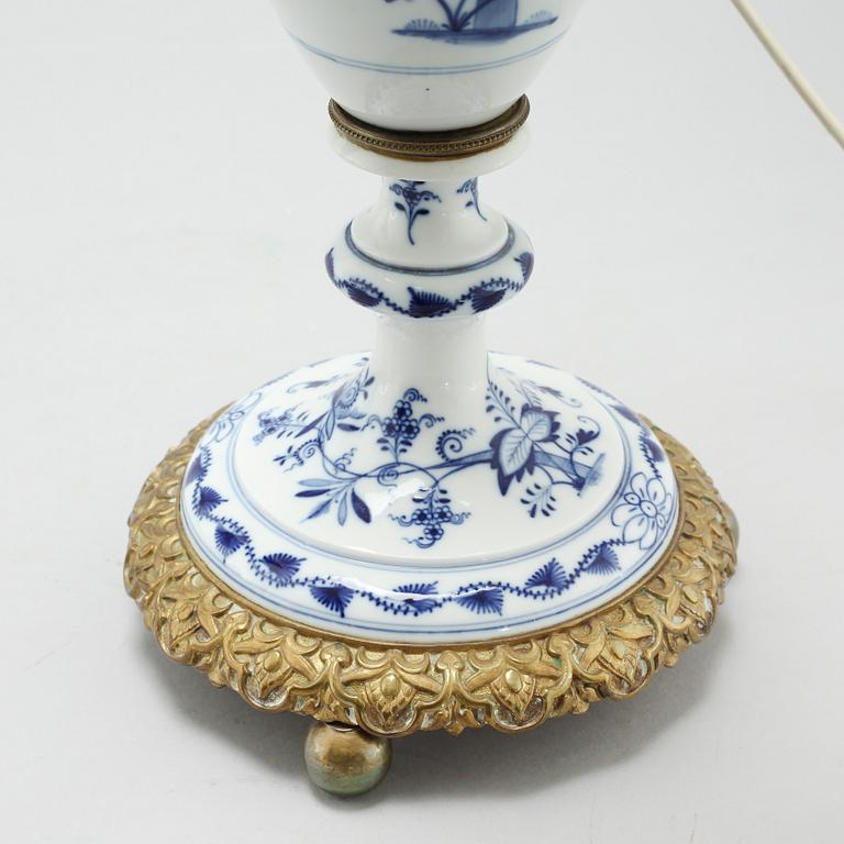 A pair of "Zwiebelmuster" lamps, made by Meissen in the first half of the 20th century.