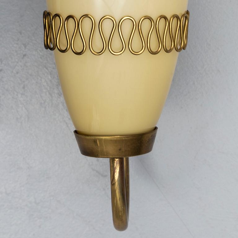 MAURI ALMARI, a mid 20th Century brass wall light from Idman, Finland.