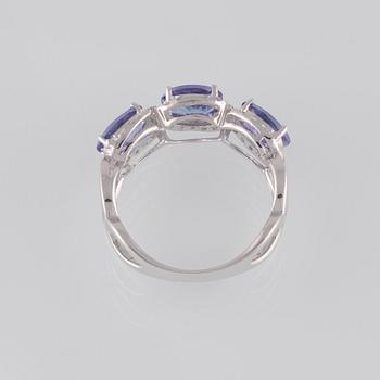 RING, 18K vitguld med briljantslipade diamanter ca 0.35 ct samt 3 ovalslipade tanzaniter ca 2.11 ct. Vikt 3,6 gram.