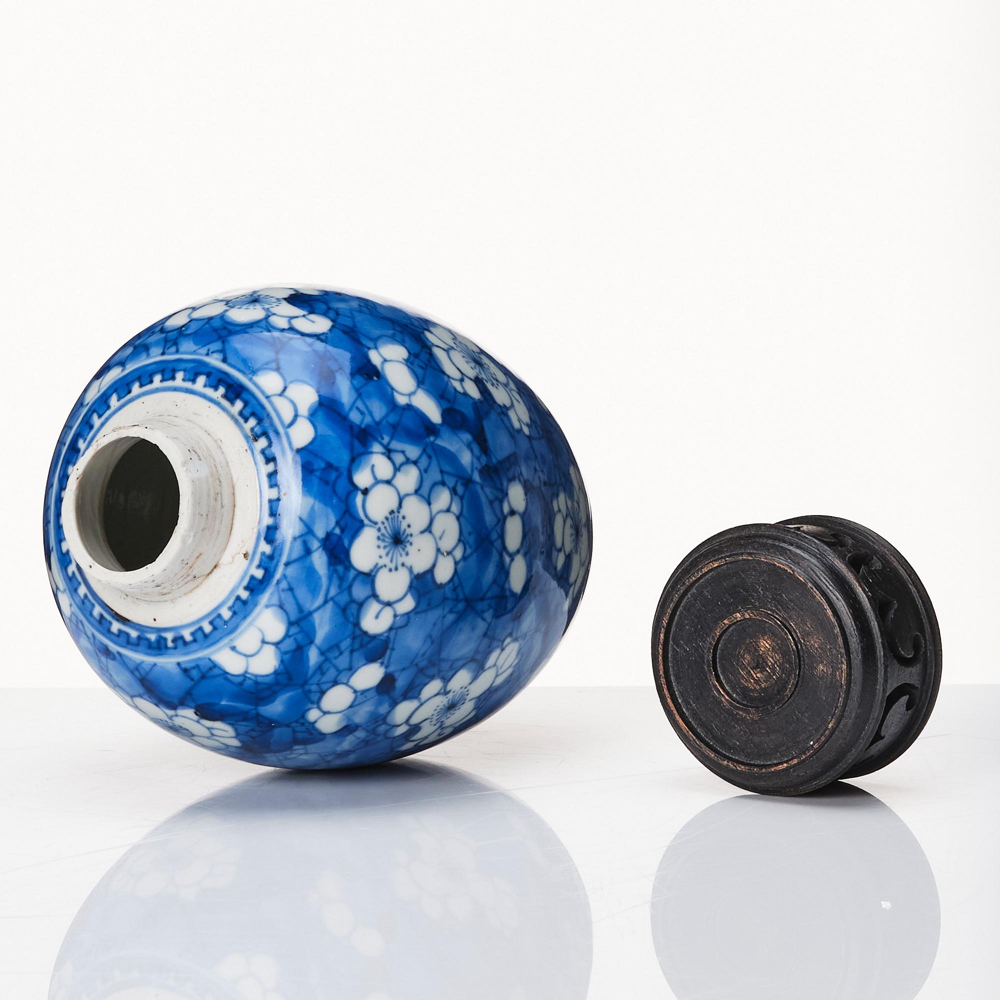 A blue and white tea caddy, Qing dynasty, Kangxi (1662-1722).