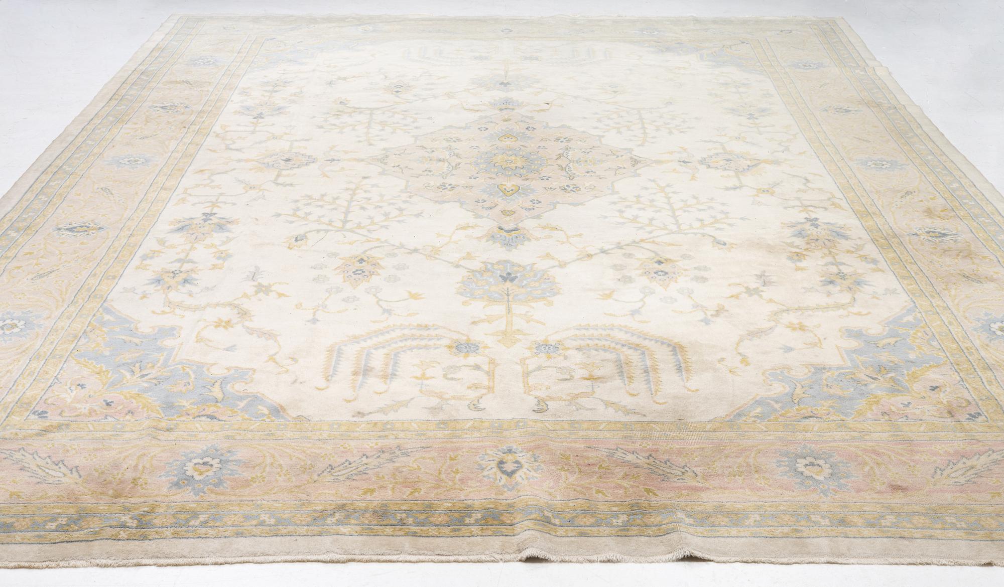 Rug, Eastern Europe, Smyrna pattern. 520 x 355 cm.