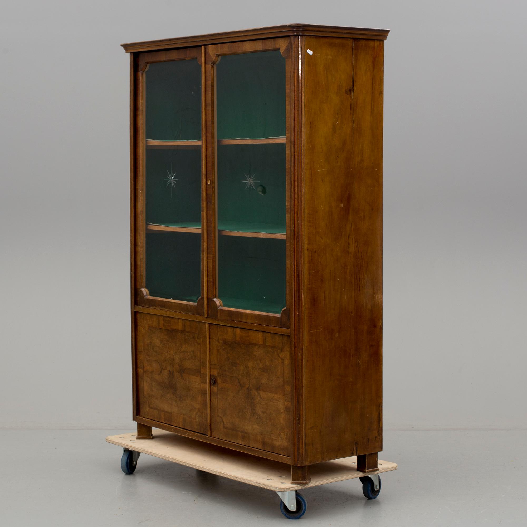 VITRINSKÅP, 1900-talets första hälft.