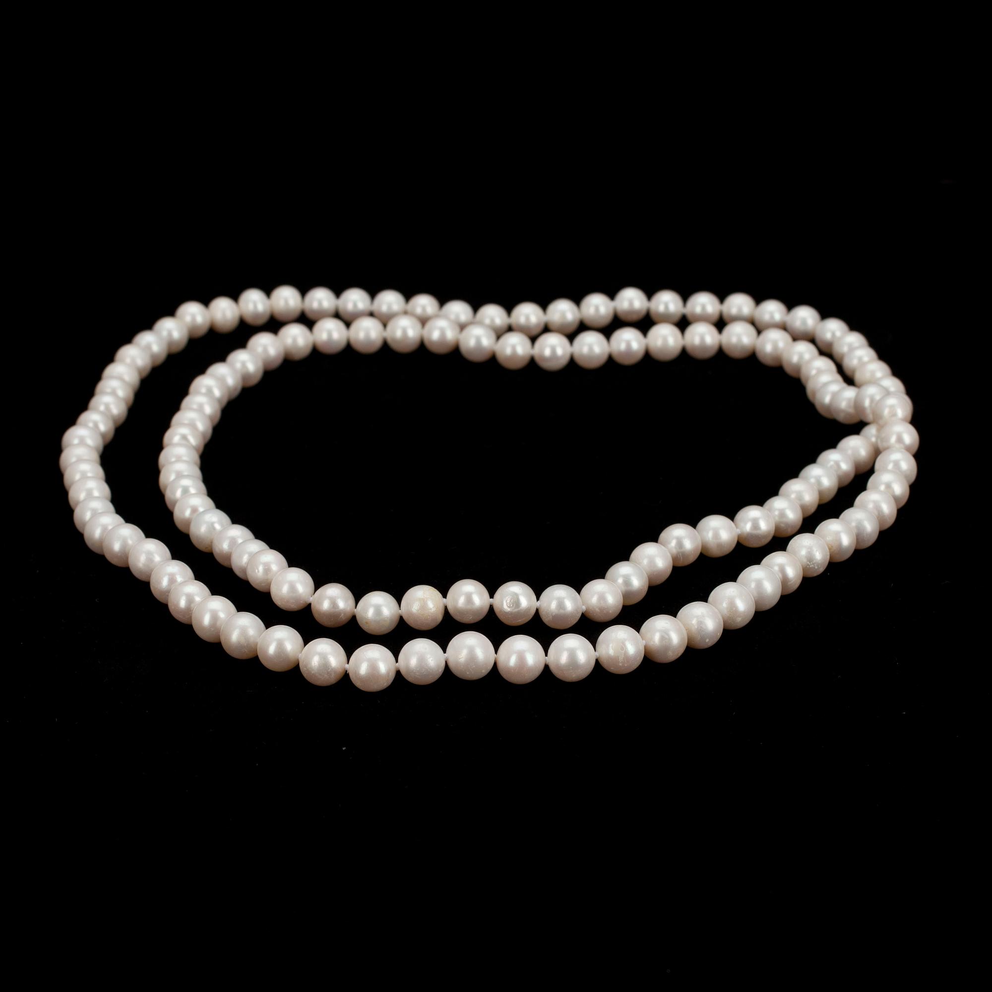 PÄRLCOLLIER, vita odlade sötvattenspärlor, diam. ca 10 mm.