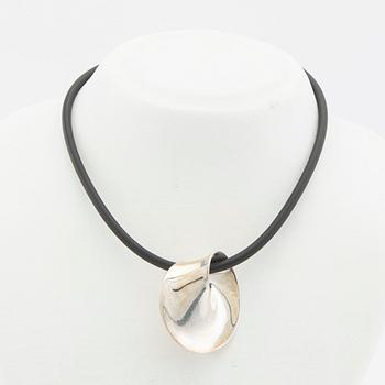 Vivianna Torun Bülow-Hübe, Hängsmycke/brosch, "Möbius", samt gummicollier, för Georg Jensen, Danmark.