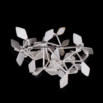 CHAO-HSIEN KUO, BROOCH, "Sparkling forest brooch, 3 gold leaves, no.1", silver, 24K gold foil, stainless steel, 2017.