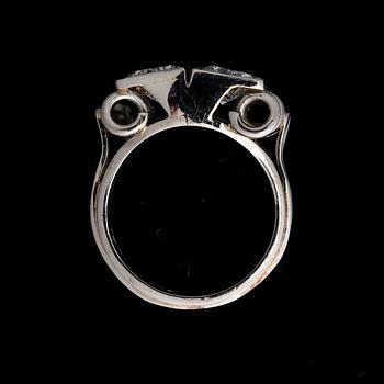 A RING, brilliant cut diamonds, 18K white gold. Bror Erik Ahlfors, Helsinki 1966.