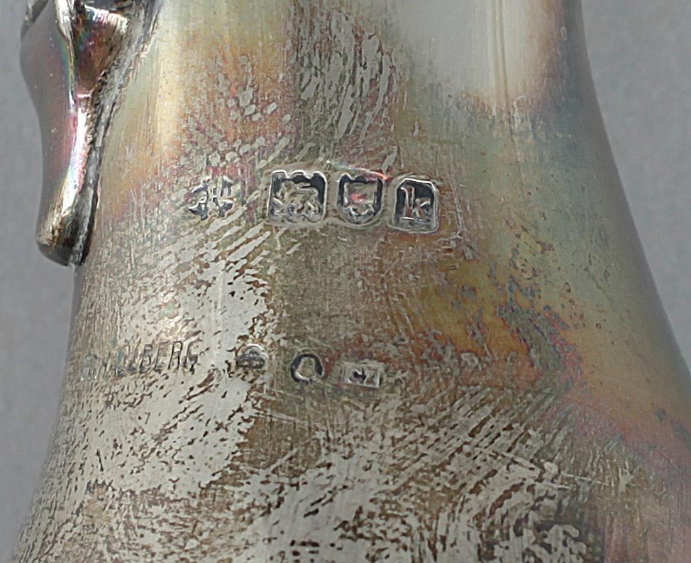KARAFFER, ett par, silver och glas, London, importstämplar CG Hallberg, 1905.