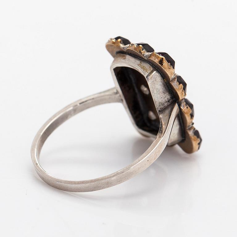 Rintaneula ja sormus, granaatteja, valkometallia.