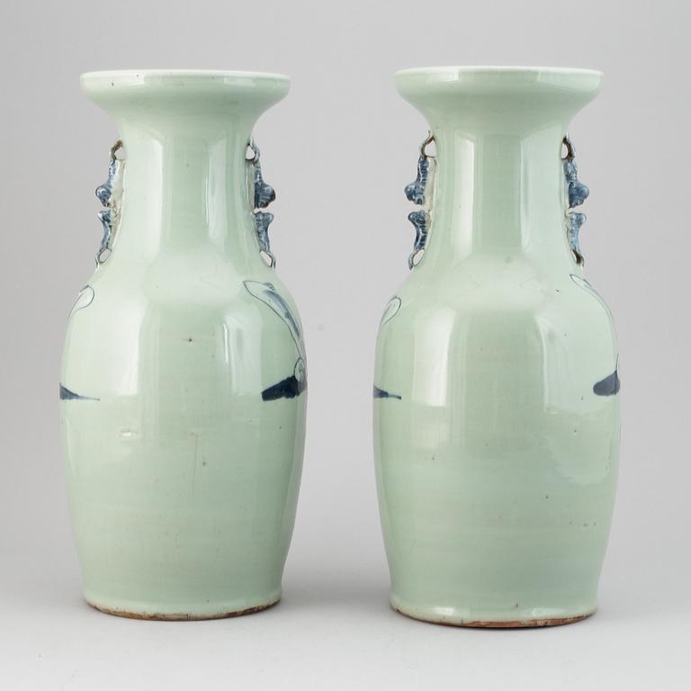 Vaser, ett par, porslin. Kina, 1900-tal.