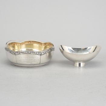 SKÅLAR, 2 stycken, silver och glas, 1900-tal. Total silvervikt ca 393 gram.