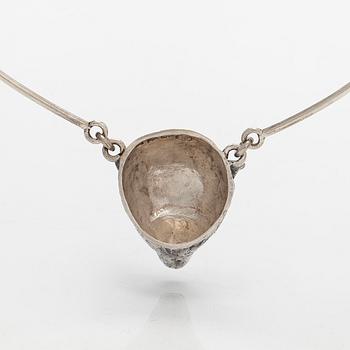 Eila Minkkinen, kaulakoru, karhu, sterlinghopea, 2017.