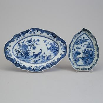 A blue and white leaf-shaped serving dish and a servingdish, Qing dynasty, Qianlong (1736-95).