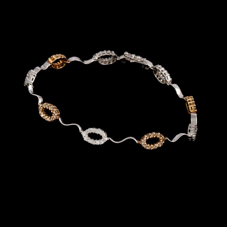 ARMBAND, 18k guld med briljantslipade diamanter, 0.7 ct samt bruna briljantslipade diamanter, 0.59 ct. Vikt 7 g.