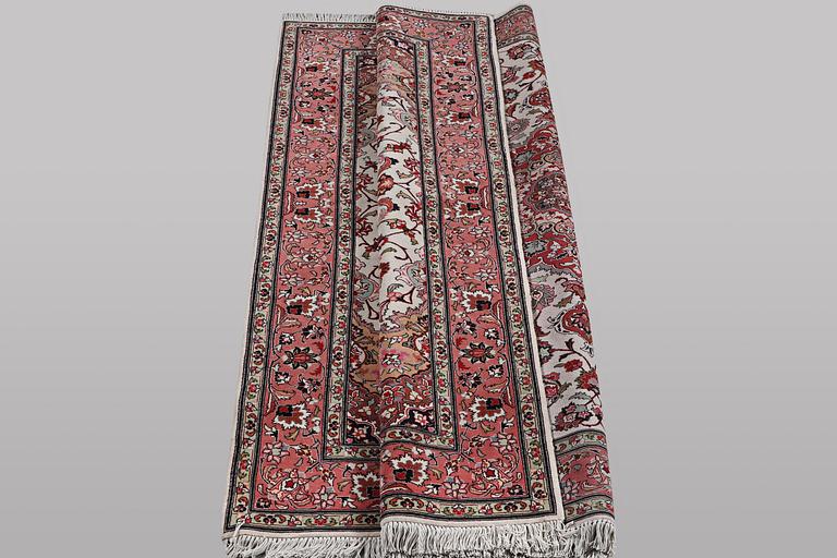 A rug, Tabriz, part silk, 50 Raj, ca 210 x 158 cm.