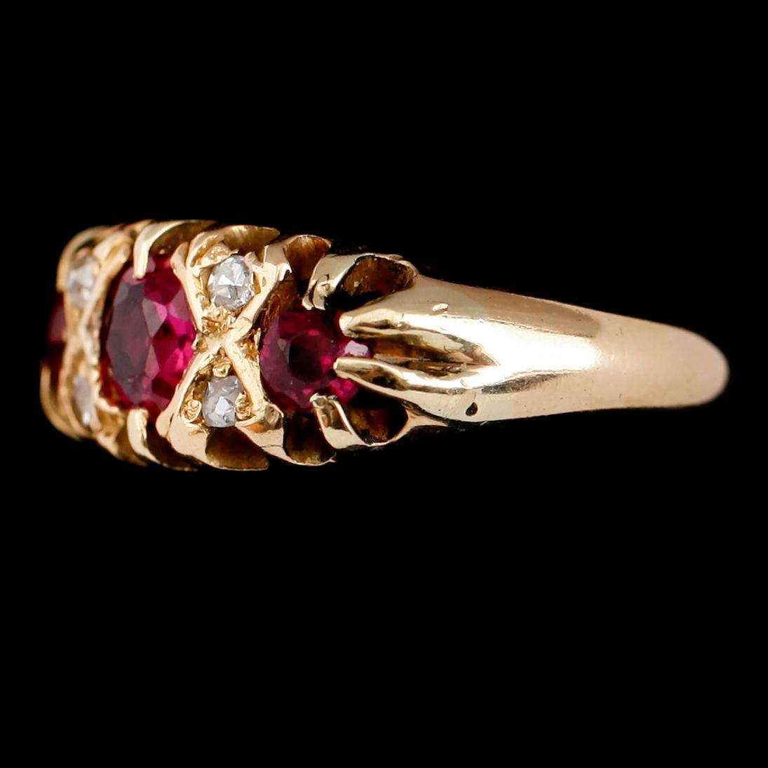 RING, 18 k guld, med 3 röda stenar samt små diamanter, England, 1900-talets första hälft. Vikt ca 3 gram.