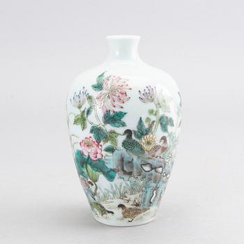 A Chinese vase, Modern.