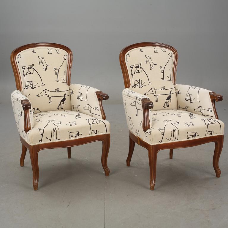 KARMSTOLAR, ett par, nyrokoko, 1800/1900-tal.