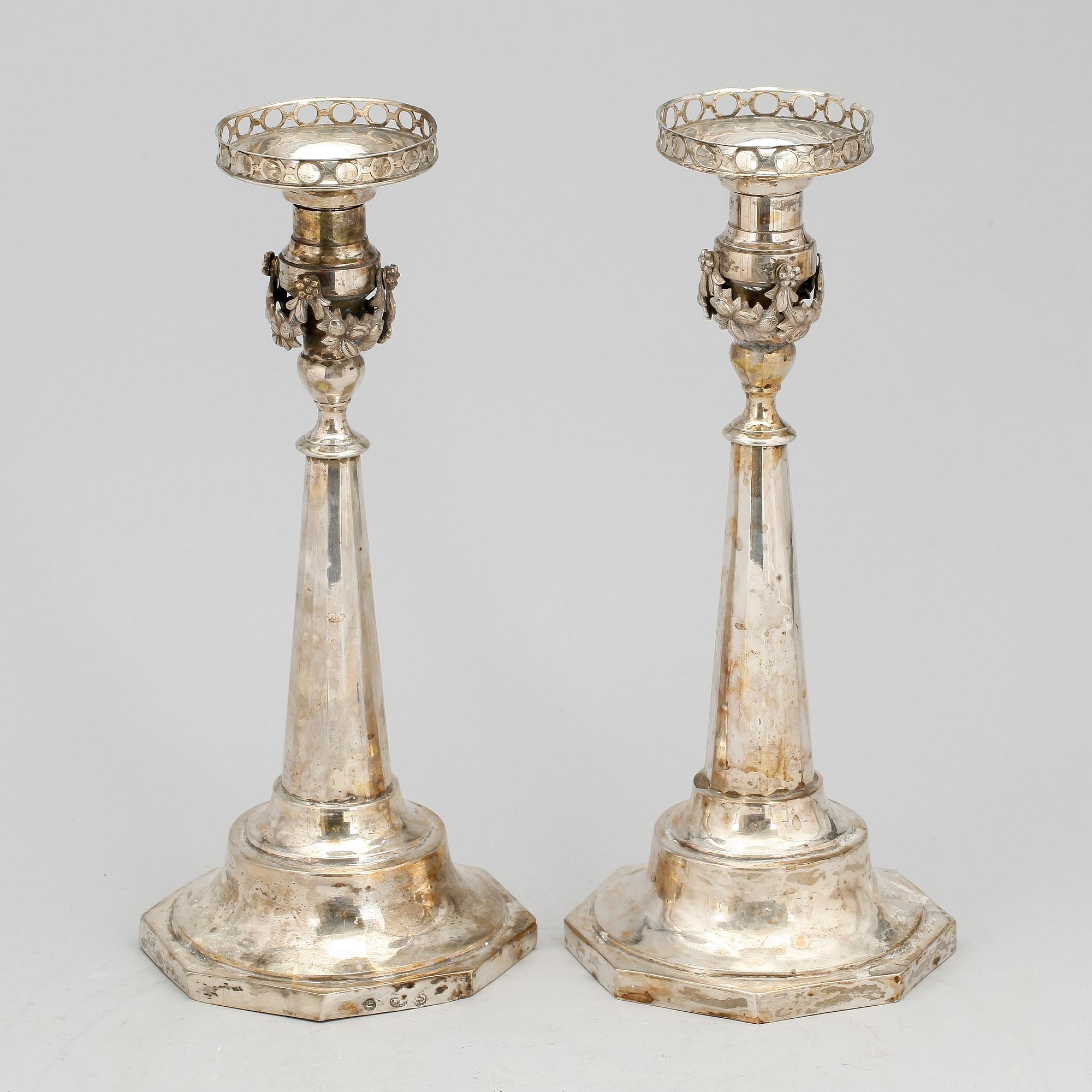 LJUSSTAKAR, ett par, silver, empire, troligen Tyskland, 1800-talets första hälft. Tot ca 737 gram.