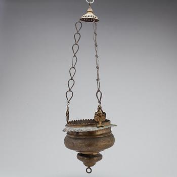 AN 18TH CENTURY BRASS HANGING POT.