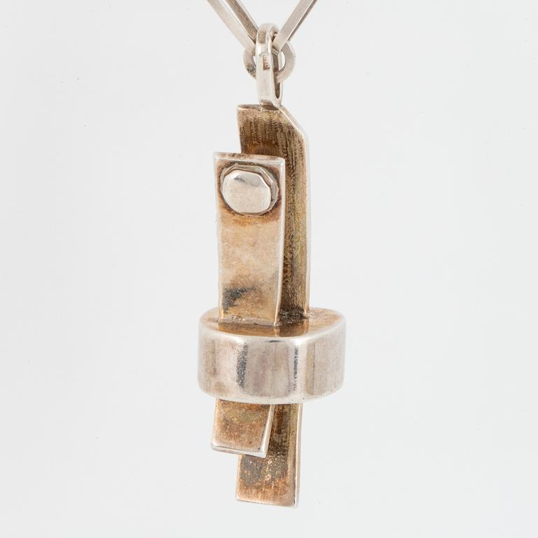 CLAËS E. GIERTTA, pendant with chain.