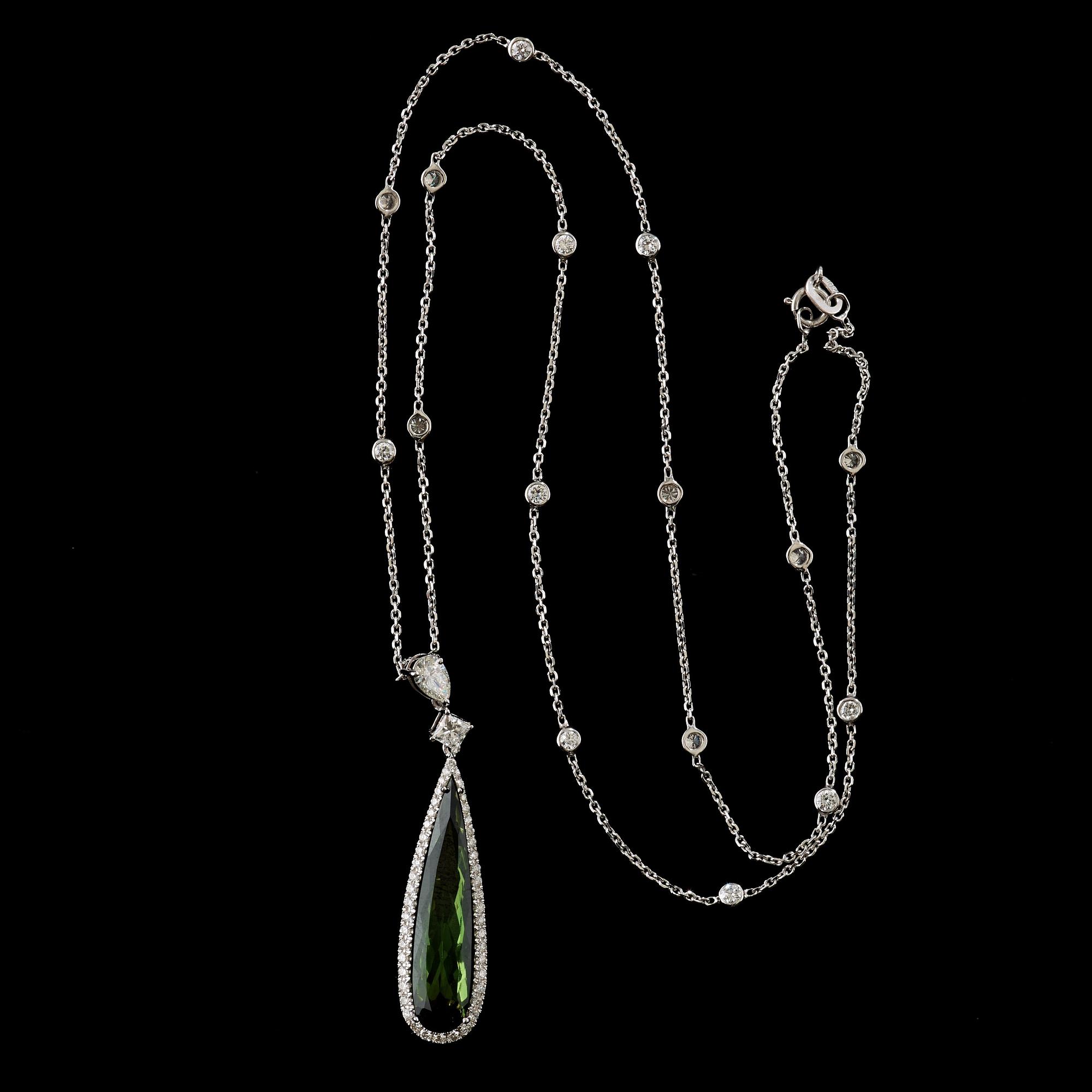 COLLIER med droppformad turmalin 5.08 ct, och briljantslipade diamanter totalt cirka 1.30 ct.