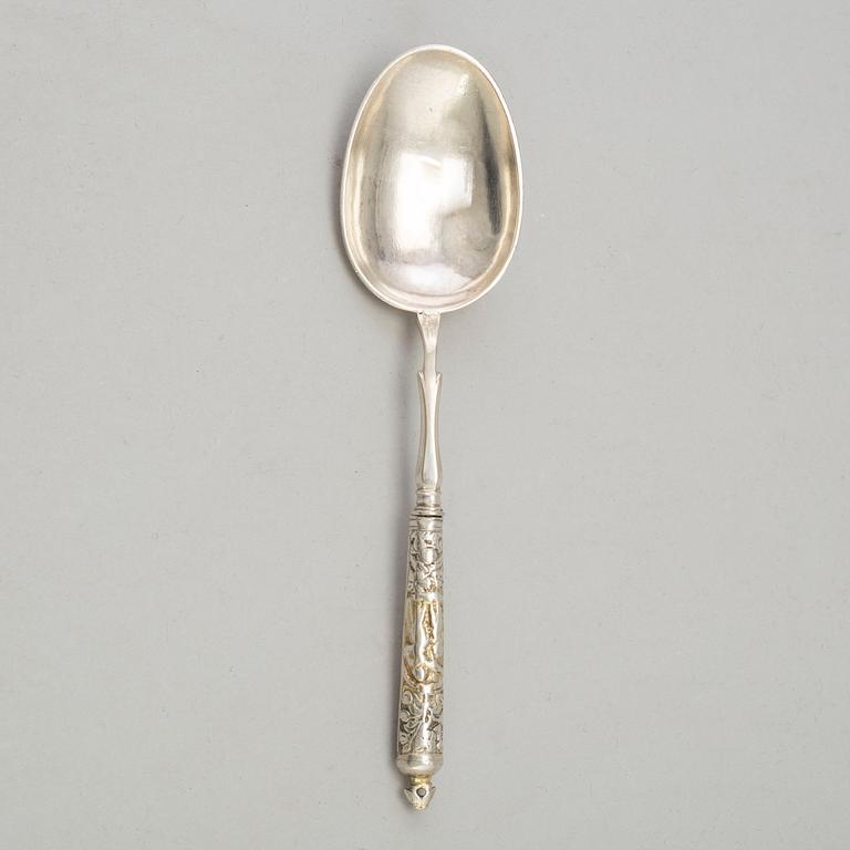 A SILVER RAT TAIL SPOON, probably Germany, 17th/18th century.