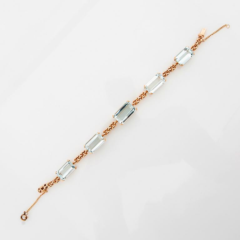 Bracelet 18K gold with step-cut aquamarines.