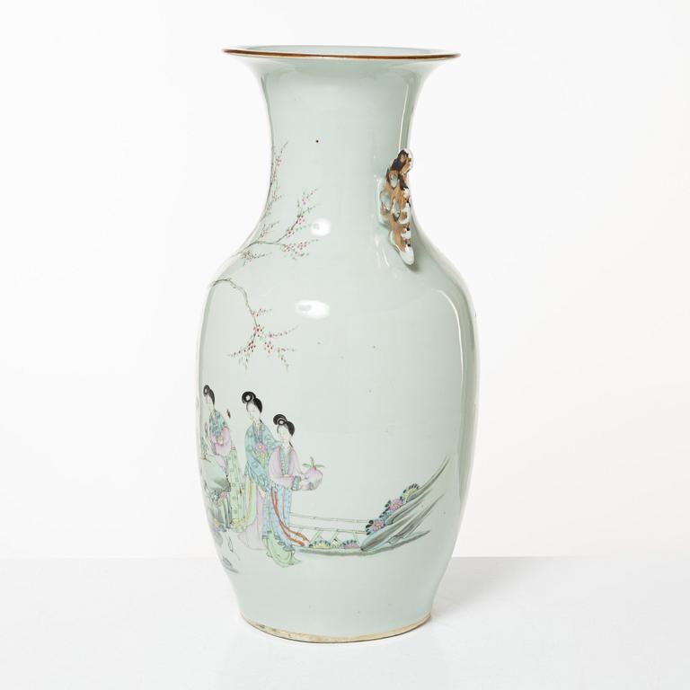 A porcelain vase, China, republic, 20th century.
