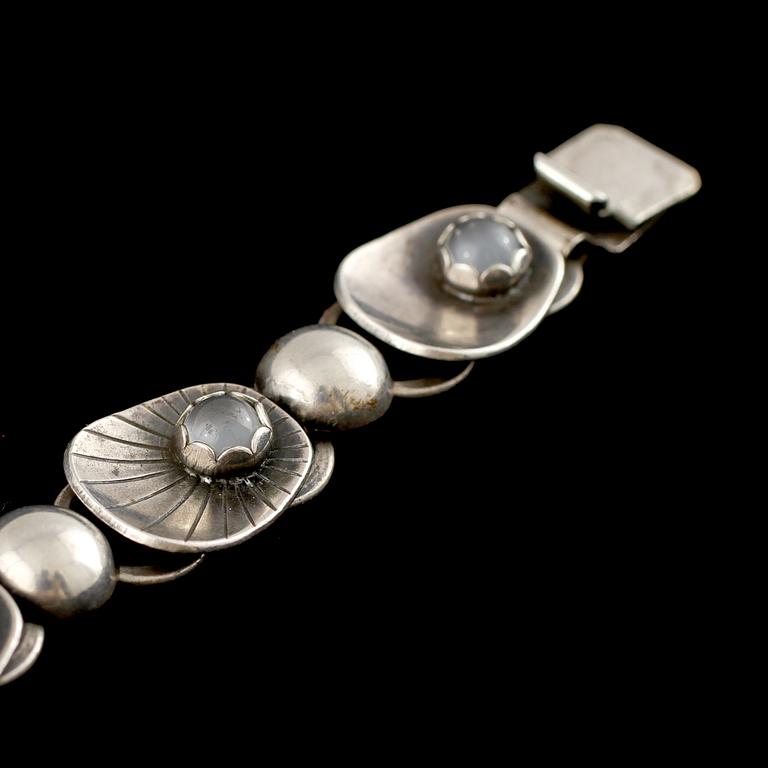 ARMBAND OCH ÖRHÄNGEN, ett par, silver med cabochonslipade månstenar, Alton, Falköping, 1955. Vikt 26 g.