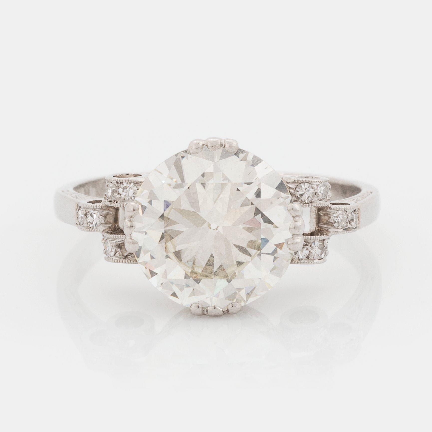 Ring platina med en gammalslipad diamant vikt ca 3.00 ct kvalitet ca J/K vs.