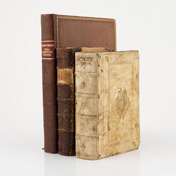 Tre äldre böcker: Linné, Seneca och Swedenborg.