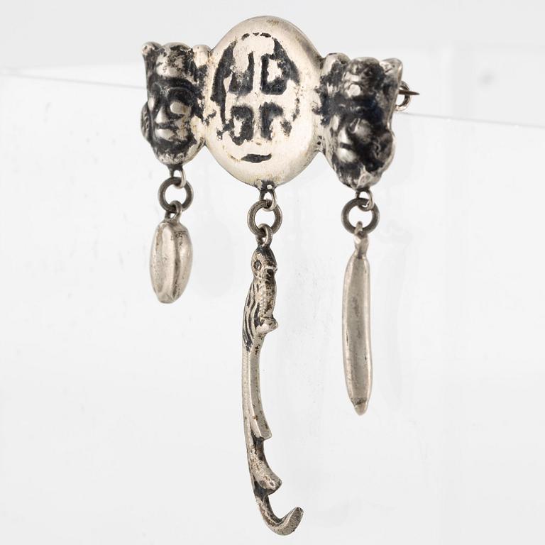 Brooch silver.