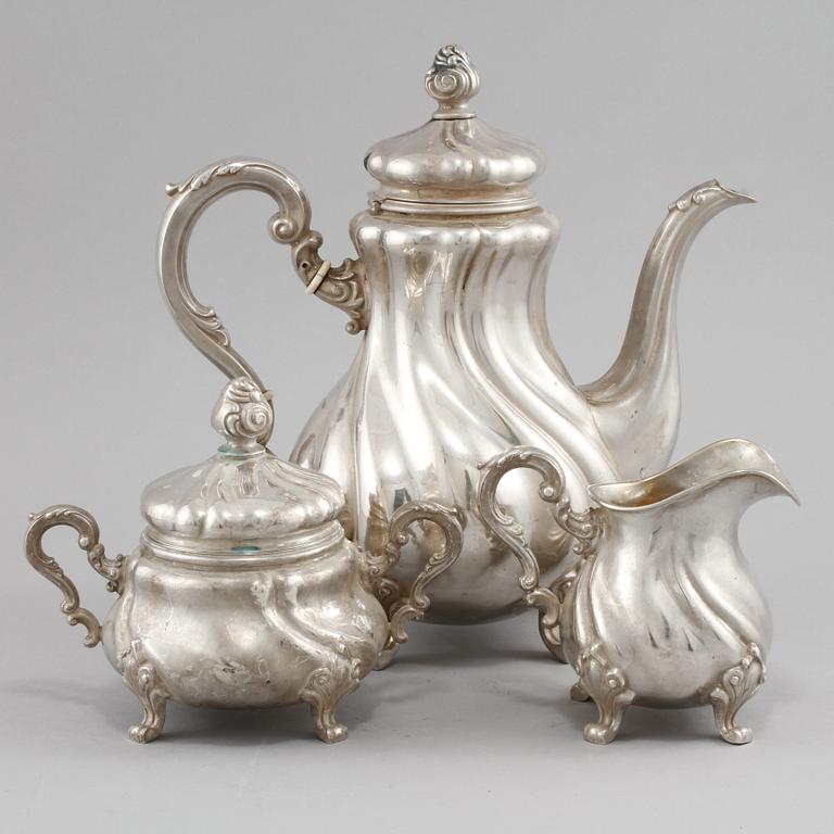 KAFFESERVIS, 3 delar, silver, rokokostil, svenska importstämplar, omkring 1900-talets mitt, vikt ca 1155 g.