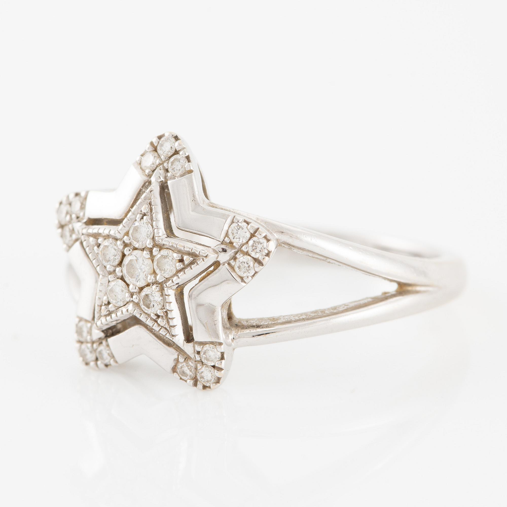 Ring, 18K vitguld i form av stjärna med briljantslipade diamanter.