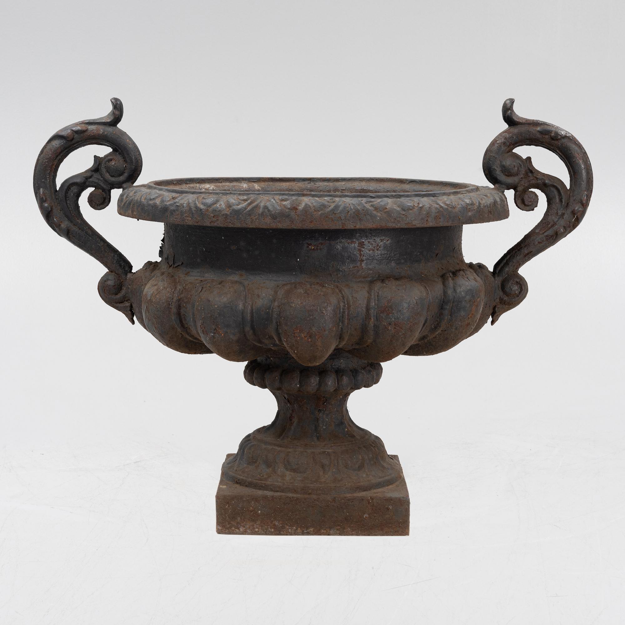 A cast iron garden urn, 20th Century.