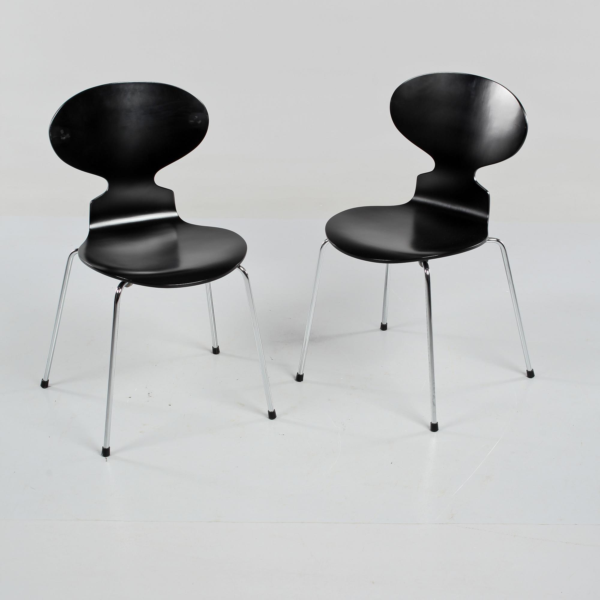 STOLAR, ett par,  "Myran", Arne Jacobsen för Fritz Hansen, 2012.