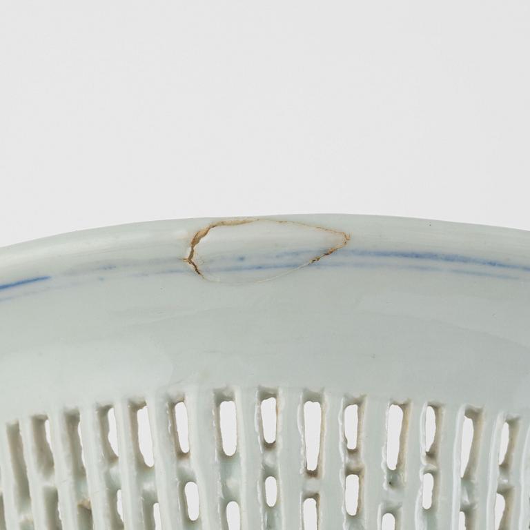 A Blue and White Bowl with Stand, China, Qing Dynasty, Jiaqing (1796-1820).