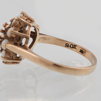RING, 8K guld med 10 vita opaler samt 10 syntetiska rubiner, troligtvis Sheffield, 1800-talets slut. Vikt 3,4 g.