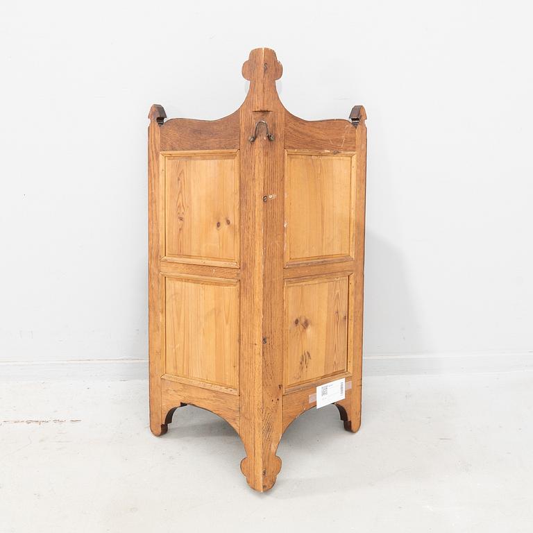 Hörnvägghylla omkring 1900.