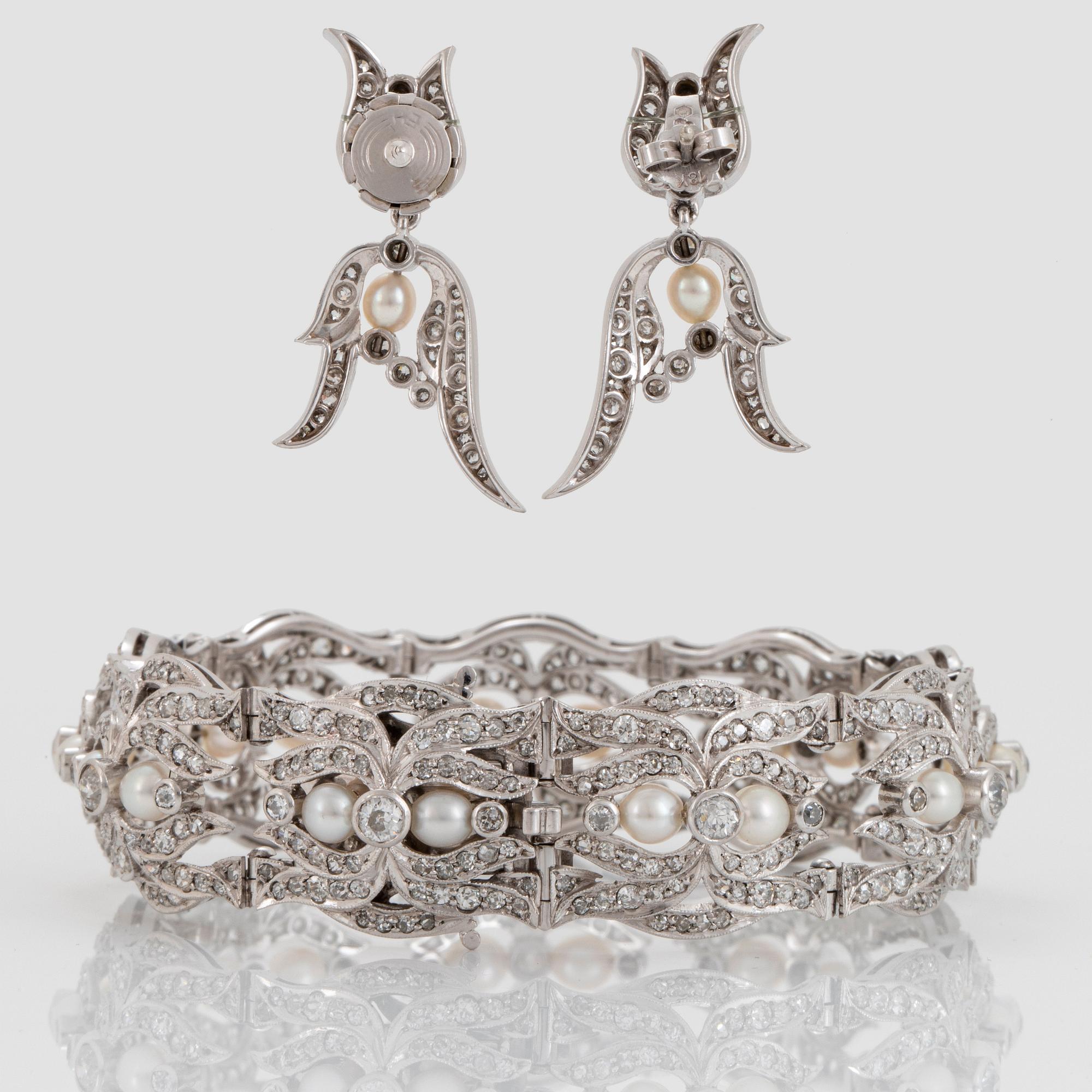 Armband och ett par örhängen i platina med pärlor samt gammal-, åttkant- och rosenslipade diamanter.