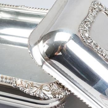 A plate serving dish with lid, probably England, 20th century.