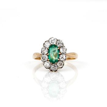 RING, 18K guld med smaragd, ca 0,45 ct och diamanter, tot ca 1,00 ct, Axelssons, Stockholm, 1917. Total vikt ca 3,12 g.