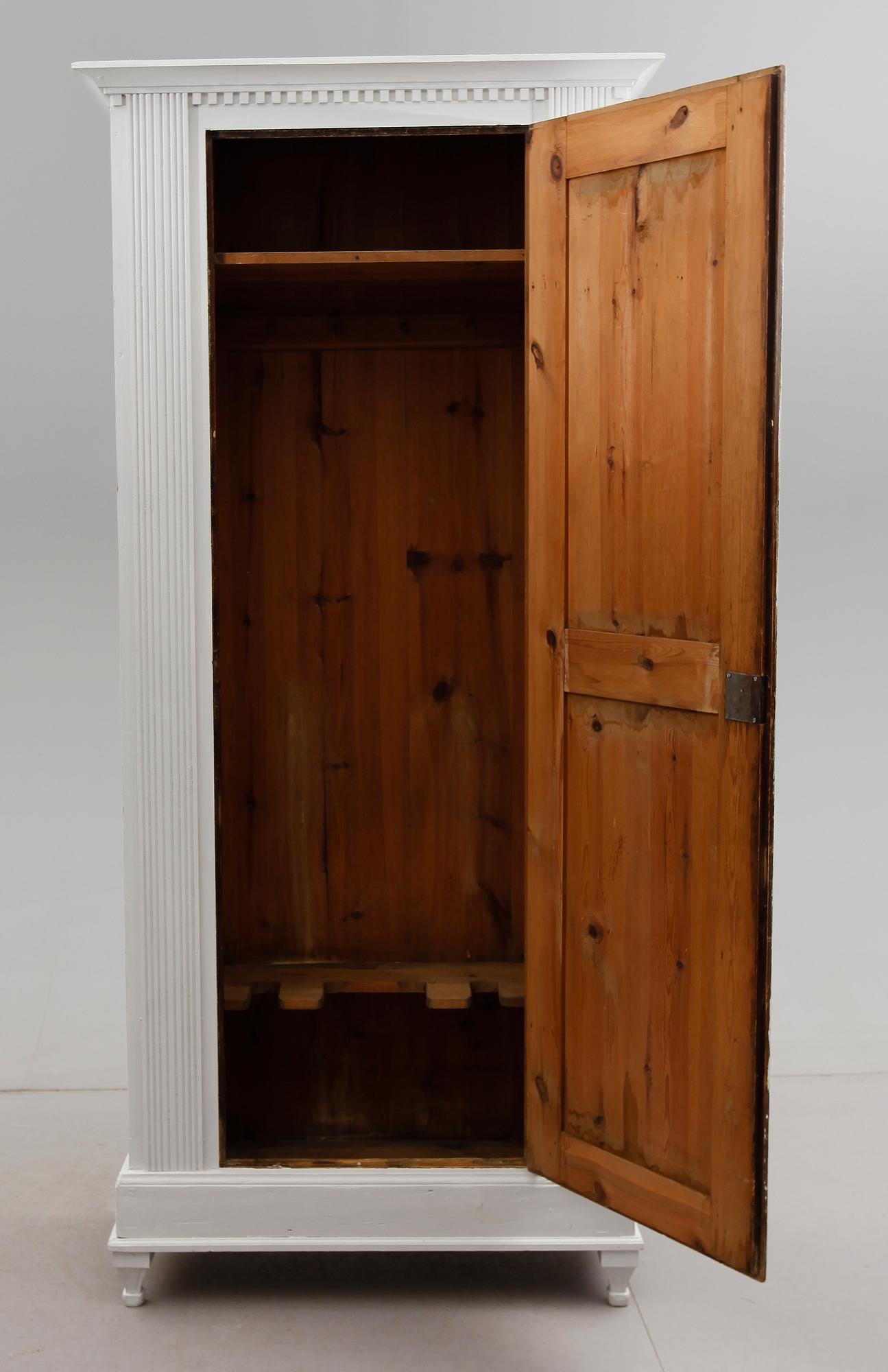 KLÄDSKÅP, 1800-talets andra hälft.