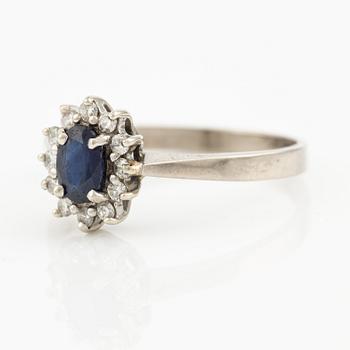 Ring, 18K vitguld med safir och åttkantslipade diamanter.