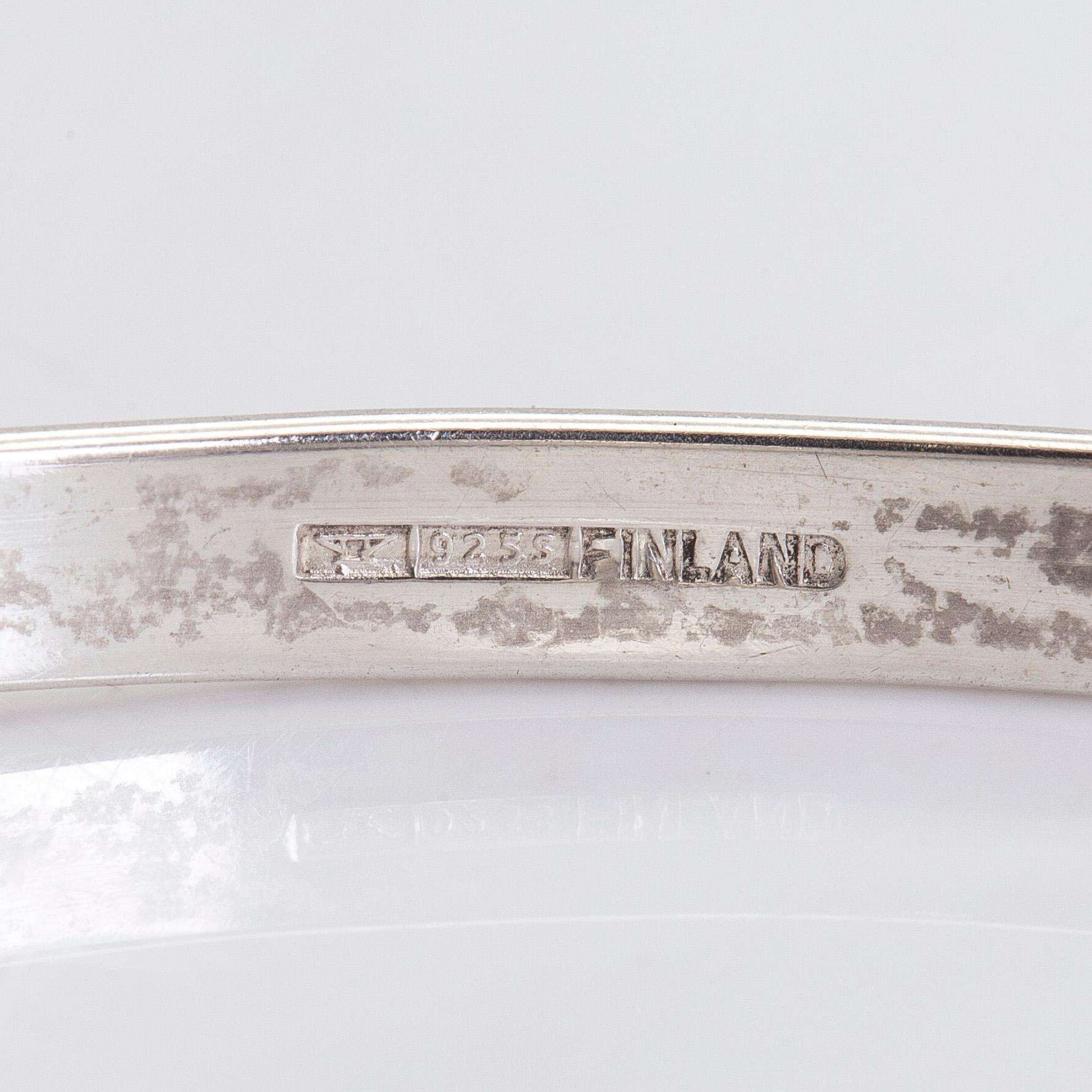 Elis Kauppi, armring och ring, sterlingsilver och kalcedon, Kupittaan Kulta, Åbo.