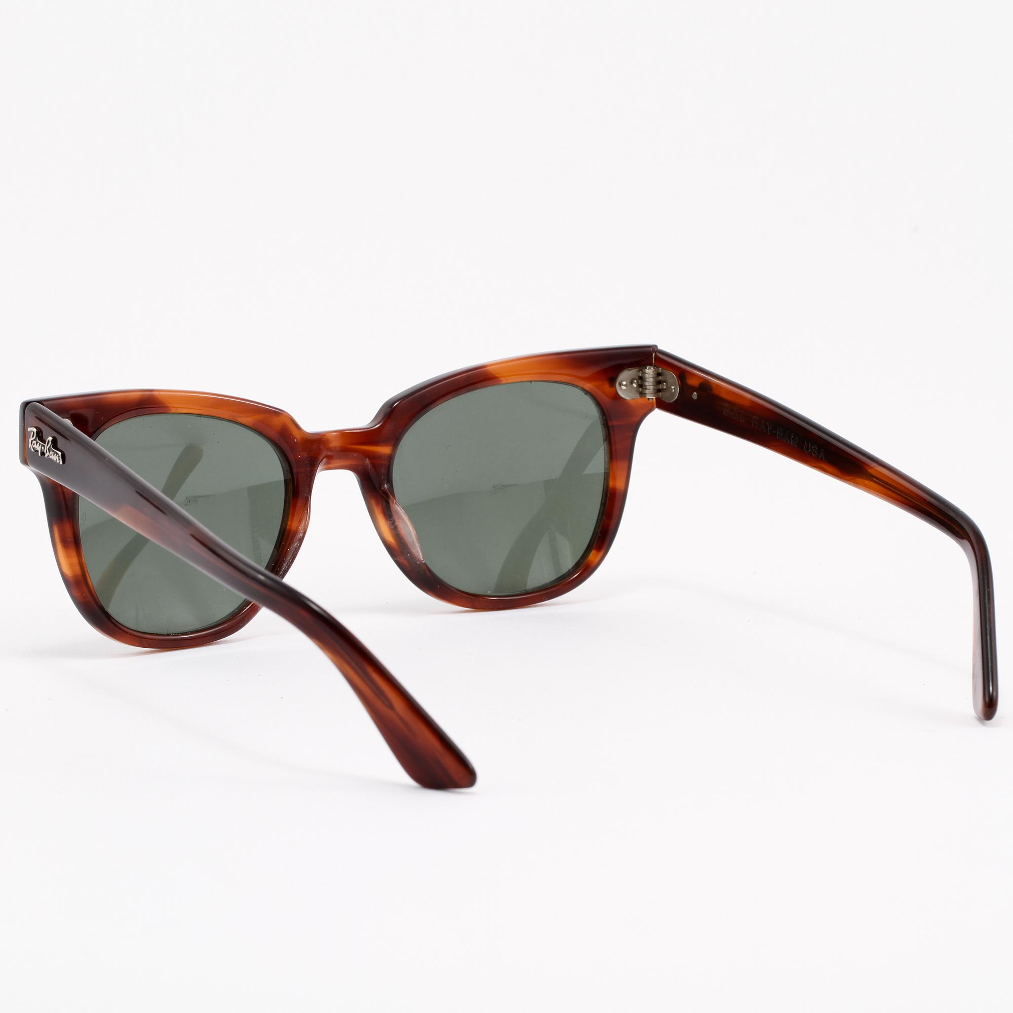 SOLGLASÖGON, 2 st, "Wayfarer II" samt "Meteor", Ray Ban,  1900-talets fjärde kvartal.