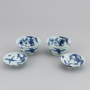 A pair of cups with covers and stand, Qing dynasty, 19th Century.