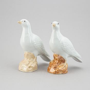 A pair of white glazed doves, Qing dynasty, 20th Century.