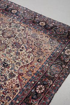 Matto, an antique Teheran probably, ca 317,5-319 x 206,5-215,5 cm.