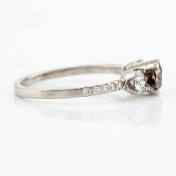 Ring with brown-orange diamond and brilliant-cut diamonds.